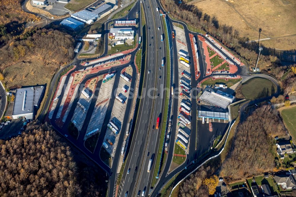 Lüdenscheid von oben - Autobahn Raststätte am Rand des Verlaufes der Autobahn BAB 45 in Lüdenscheid im Bundesland Nordrhein-Westfalen, Deutschland