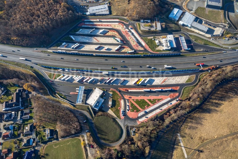 Lüdenscheid aus der Vogelperspektive: Autobahn Raststätte am Rand des Verlaufes der Autobahn BAB 45 in Lüdenscheid im Bundesland Nordrhein-Westfalen, Deutschland