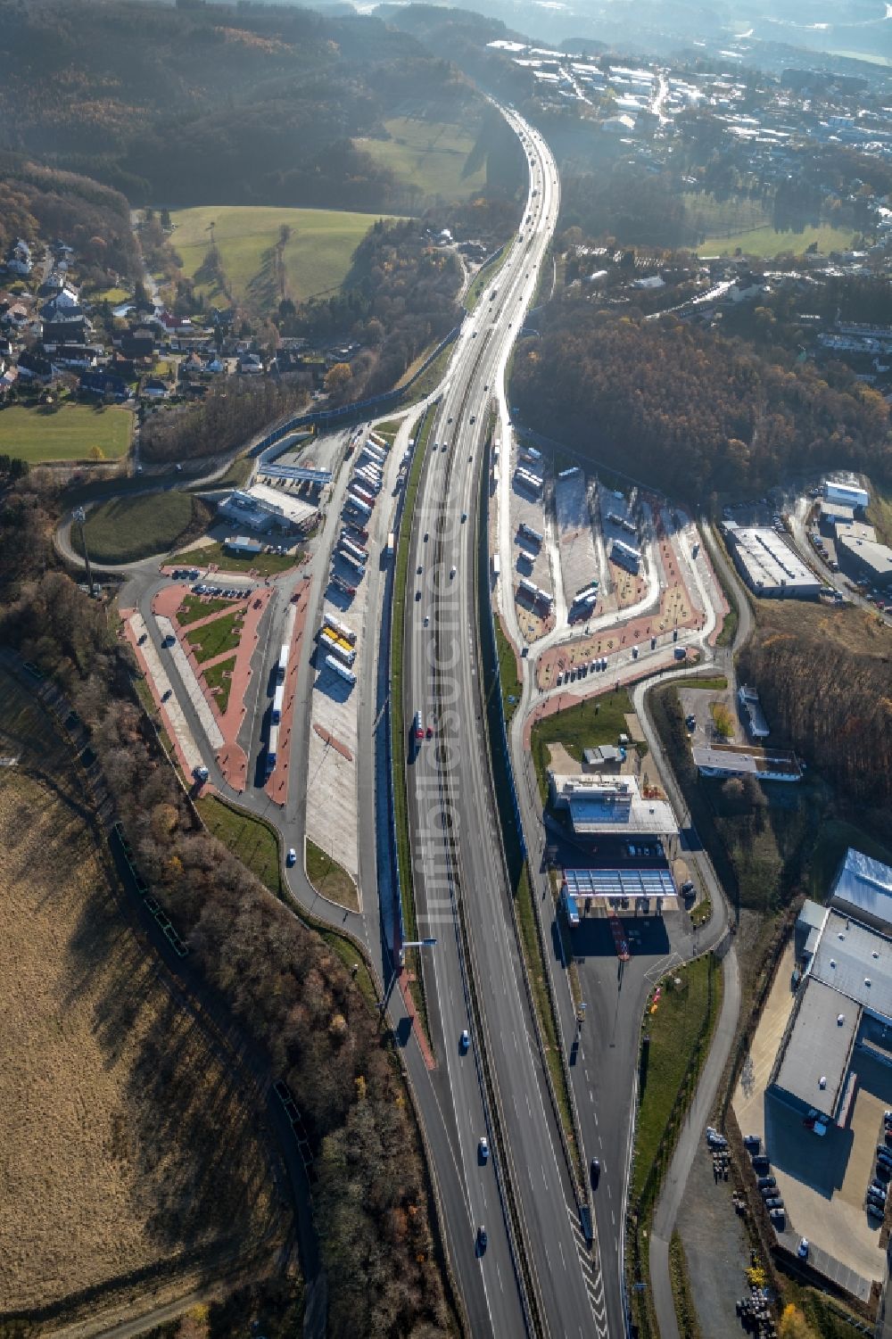 Luftaufnahme Lüdenscheid - Autobahn Raststätte am Rand des Verlaufes der Autobahn BAB 45 in Lüdenscheid im Bundesland Nordrhein-Westfalen, Deutschland