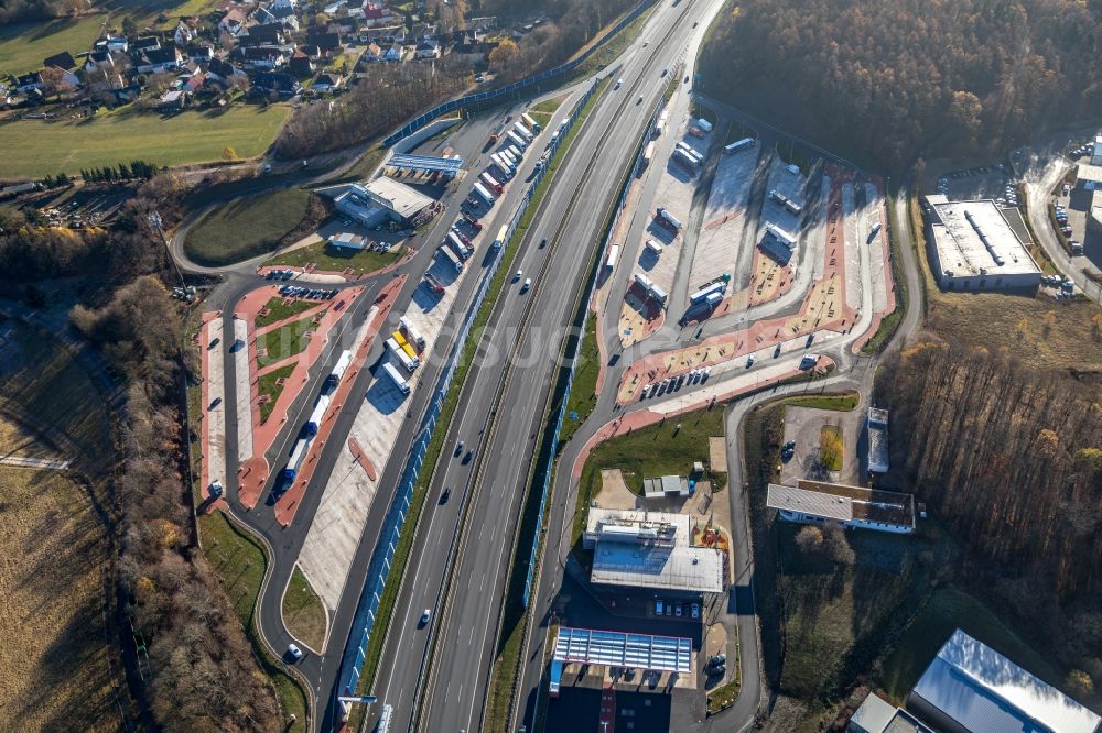 Lüdenscheid von oben - Autobahn Raststätte am Rand des Verlaufes der Autobahn BAB 45 in Lüdenscheid im Bundesland Nordrhein-Westfalen, Deutschland