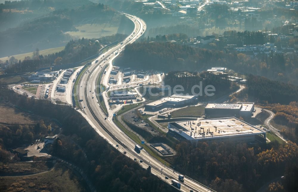 Lüdenscheid aus der Vogelperspektive: Autobahn Raststätte am Rand des Verlaufes der Autobahn BAB 45 in Lüdenscheid im Bundesland Nordrhein-Westfalen, Deutschland