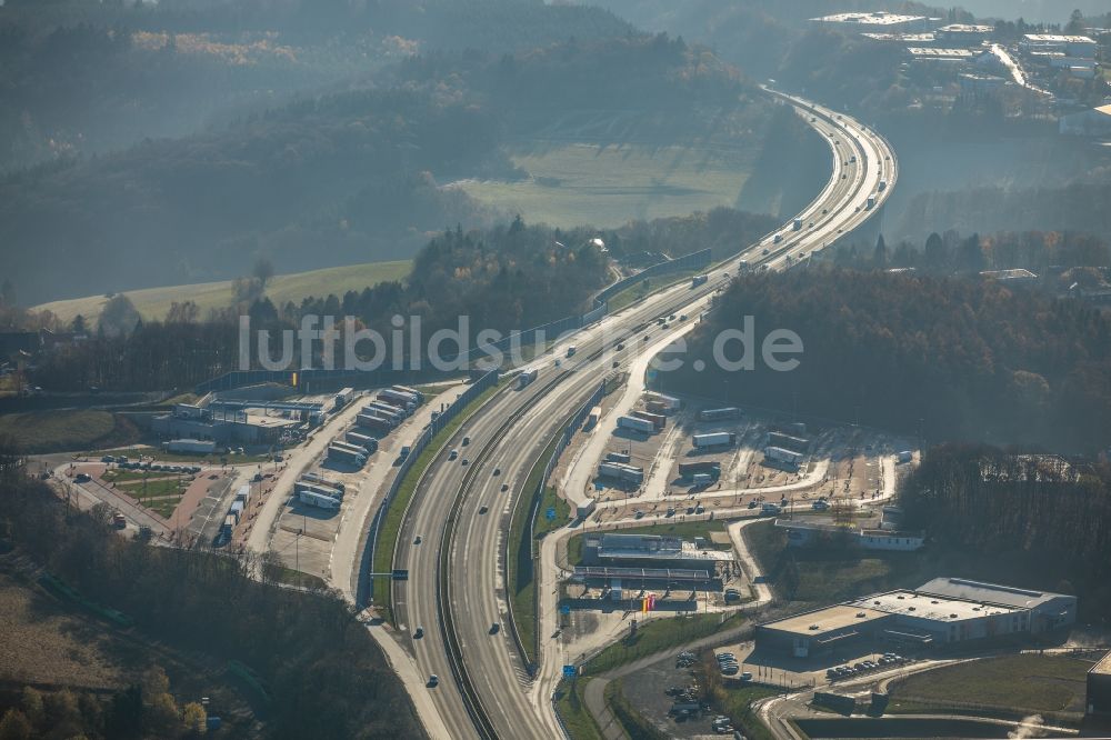 Luftbild Lüdenscheid - Autobahn Raststätte am Rand des Verlaufes der Autobahn BAB 45 in Lüdenscheid im Bundesland Nordrhein-Westfalen, Deutschland