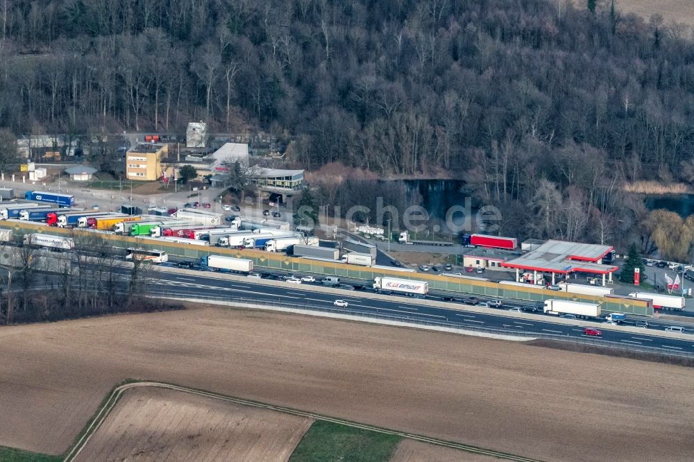 Mahlberg aus der Vogelperspektive: Autobahn Raststätte am Rand des Verlaufes der Autobahn BAB 5 Ost in Mahlberg im Bundesland Baden-Württemberg, Deutschland