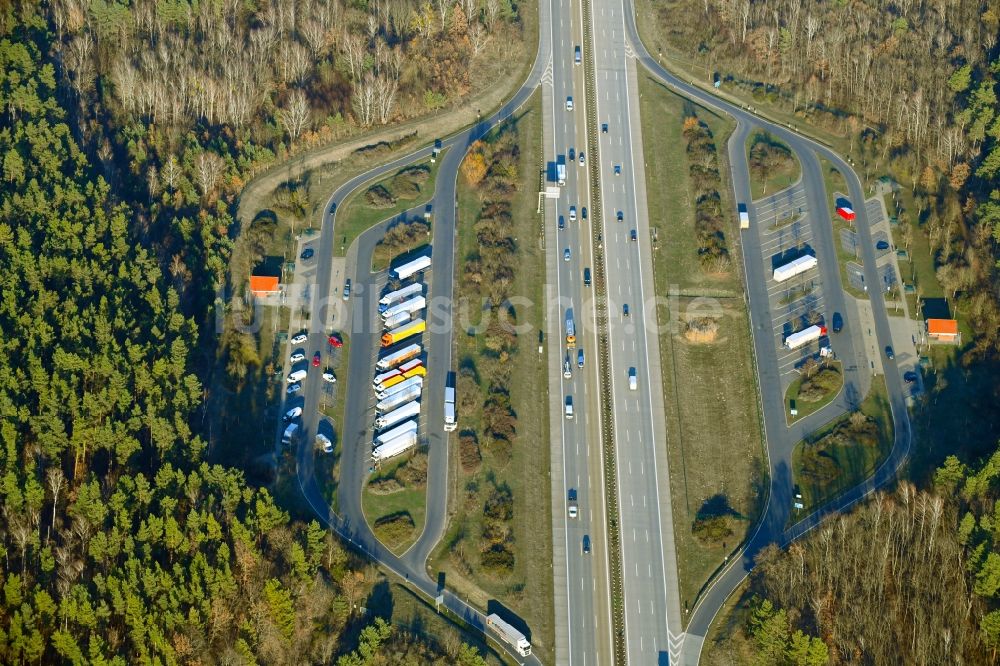 Potsdam aus der Vogelperspektive: Autobahn Raststätte am Rand des Verlaufes der Autobahn BAB A115 Rasthof im Ortsteil Stern in Potsdam im Bundesland Brandenburg, Deutschland