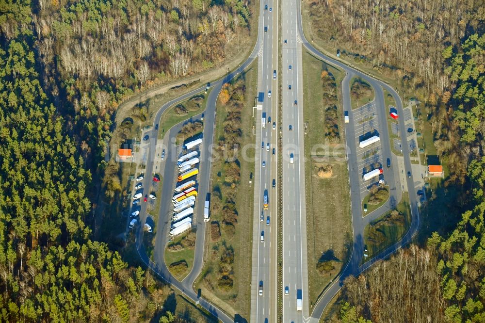 Luftbild Potsdam - Autobahn Raststätte am Rand des Verlaufes der Autobahn BAB A115 Rasthof im Ortsteil Stern in Potsdam im Bundesland Brandenburg, Deutschland