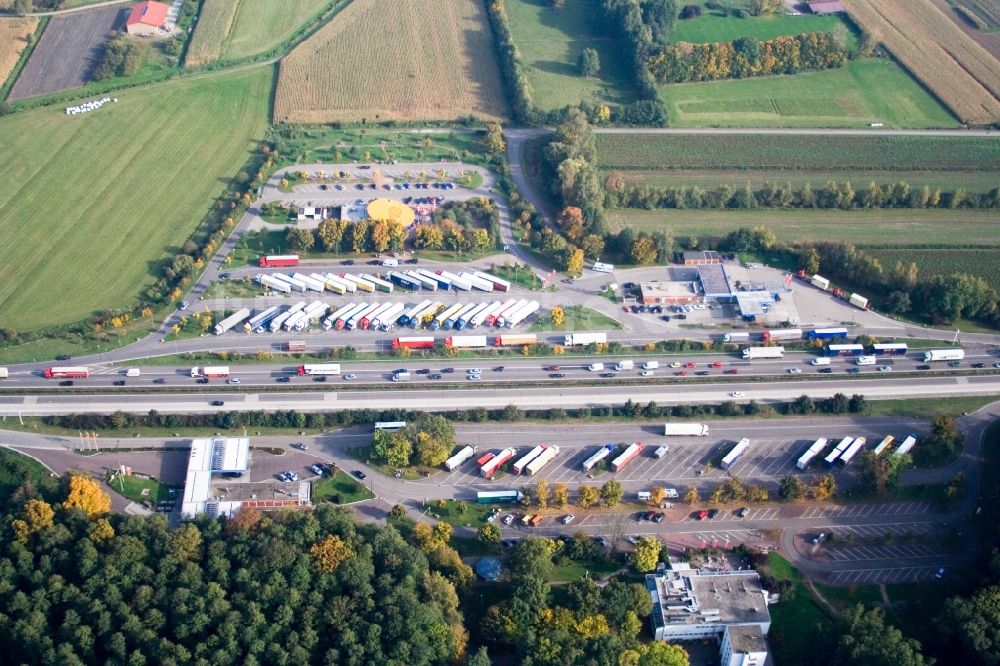 Appenweier von oben - Autobahn Raststätte am Rand des Verlaufes der Autobahn BAB RENCHTAL in Appenweier im Bundesland Baden-Württemberg