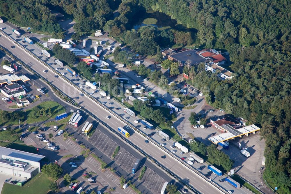 Luftaufnahme Forst - Autobahn Raststätte am Rand des Verlaufes der Autobahn BAB A5 (Serways Hotel Bruchsal West) in Forst im Bundesland Baden-Württemberg, Deutschland