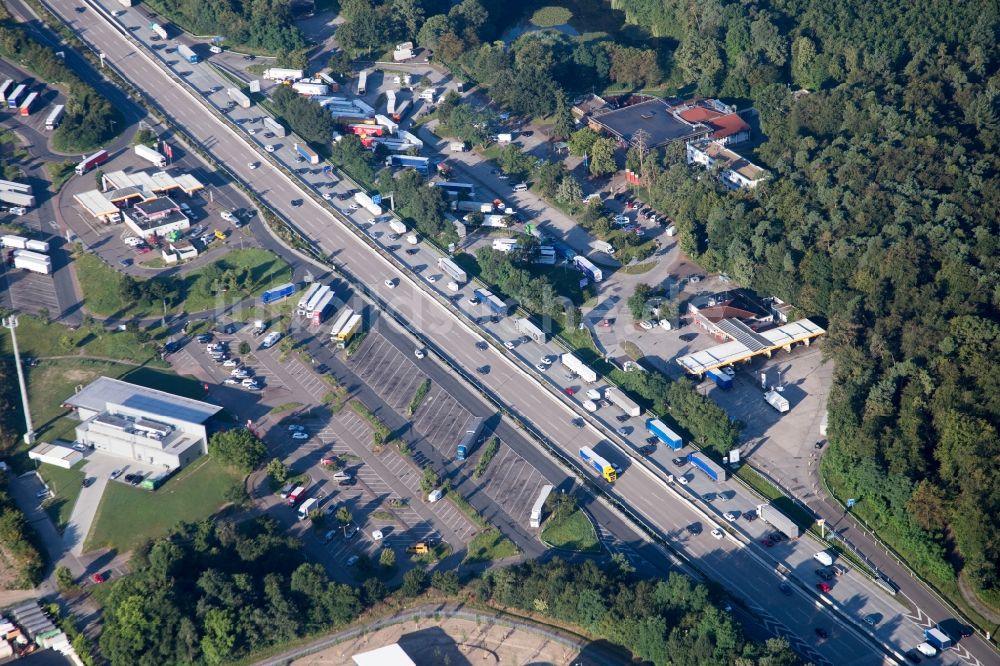 Forst von oben - Autobahn Raststätte am Rand des Verlaufes der Autobahn BAB A5 (Serways Hotel Bruchsal West) in Forst im Bundesland Baden-Württemberg, Deutschland