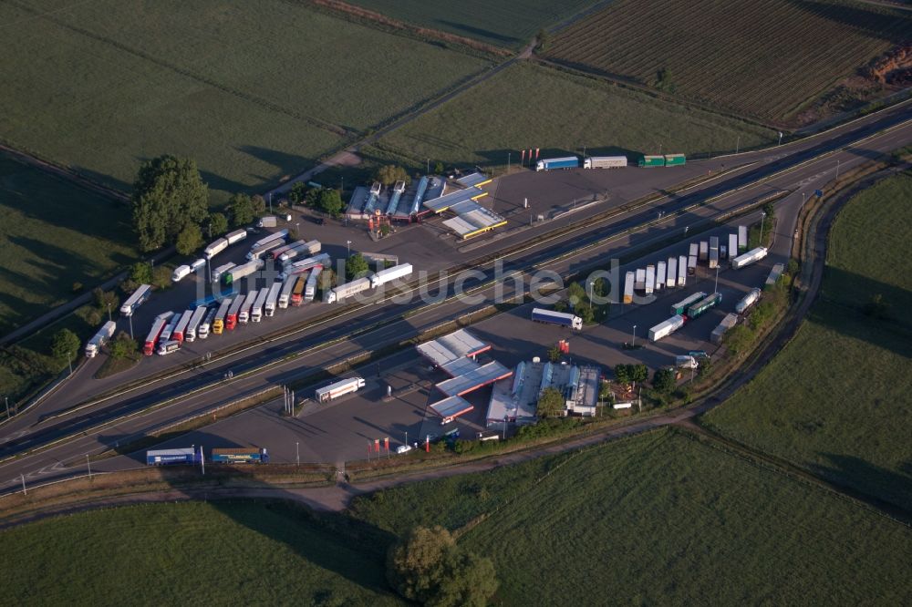 Edesheim aus der Vogelperspektive: Autobahn Raststätte am Rand des Verlaufes der Autobahn BAB Serways Pfälzer Weinstrasse im Ortsteil Eckel in Edesheim im Bundesland Rheinland-Pfalz