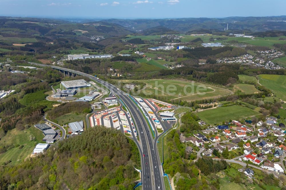 Lüdenscheid aus der Vogelperspektive: Autobahn Raststätte Sauerlan West am Rand des Verlaufes der Autobahn BAB 45 in Lüdenscheid im Bundesland Nordrhein-Westfalen, Deutschland