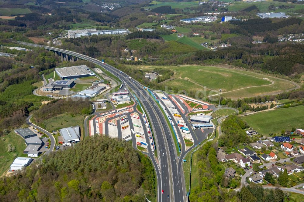 Luftbild Lüdenscheid - Autobahn Raststätte Sauerlan West am Rand des Verlaufes der Autobahn BAB 45 in Lüdenscheid im Bundesland Nordrhein-Westfalen, Deutschland