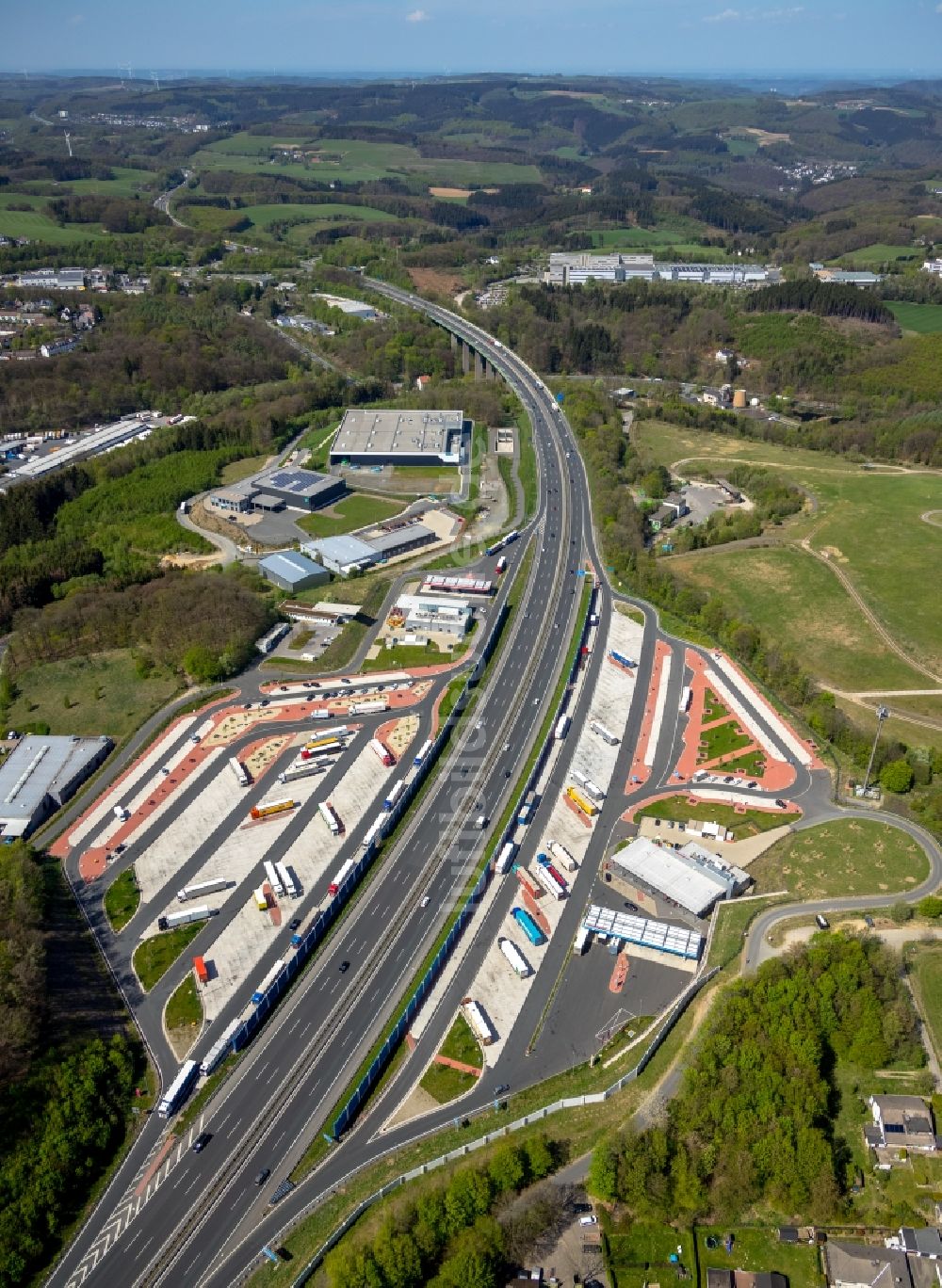 Lüdenscheid von oben - Autobahn Raststätte Sauerlan West am Rand des Verlaufes der Autobahn BAB 45 in Lüdenscheid im Bundesland Nordrhein-Westfalen, Deutschland