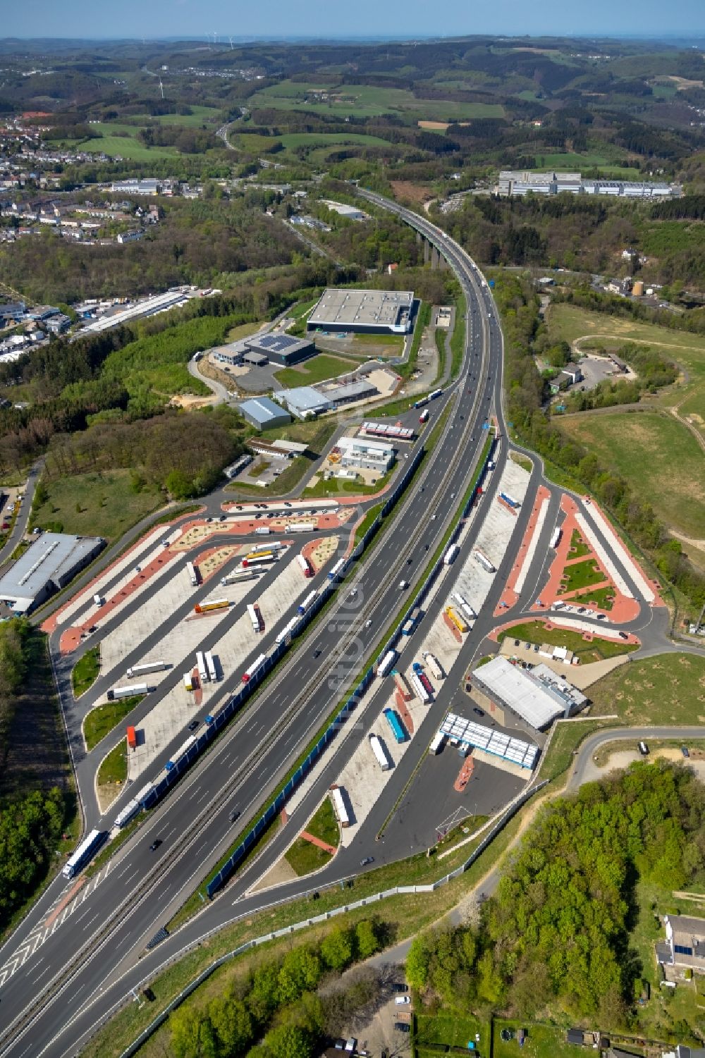 Lüdenscheid aus der Vogelperspektive: Autobahn Raststätte Sauerlan West am Rand des Verlaufes der Autobahn BAB 45 in Lüdenscheid im Bundesland Nordrhein-Westfalen, Deutschland