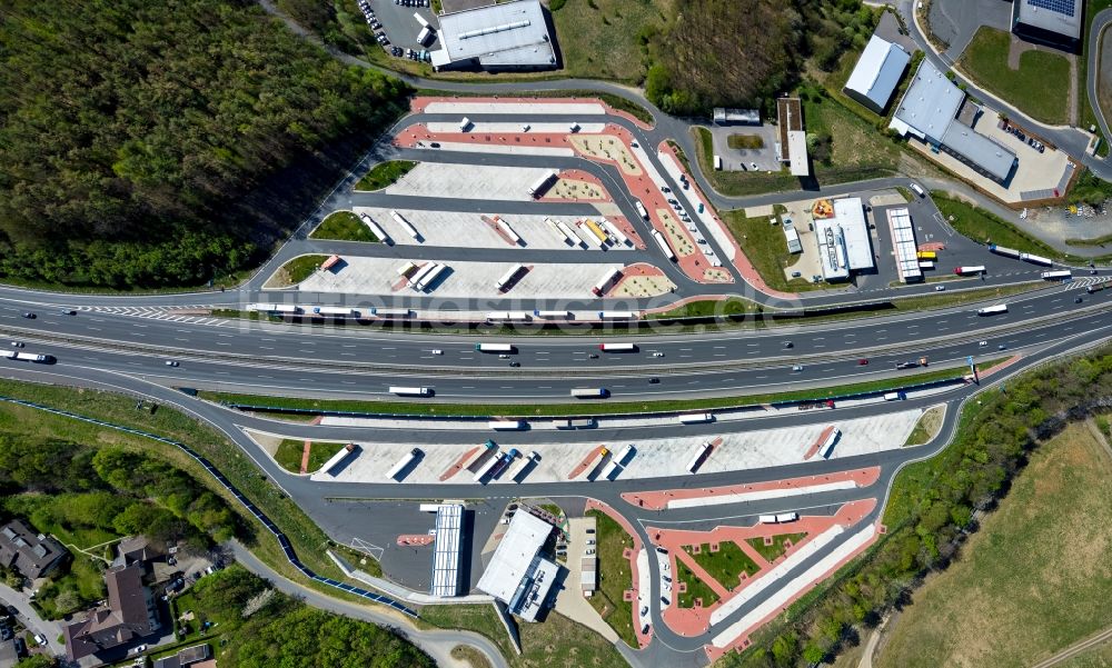 Lüdenscheid aus der Vogelperspektive: Autobahn Raststätte Sauerlan West am Rand des Verlaufes der Autobahn BAB 45 in Lüdenscheid im Bundesland Nordrhein-Westfalen, Deutschland