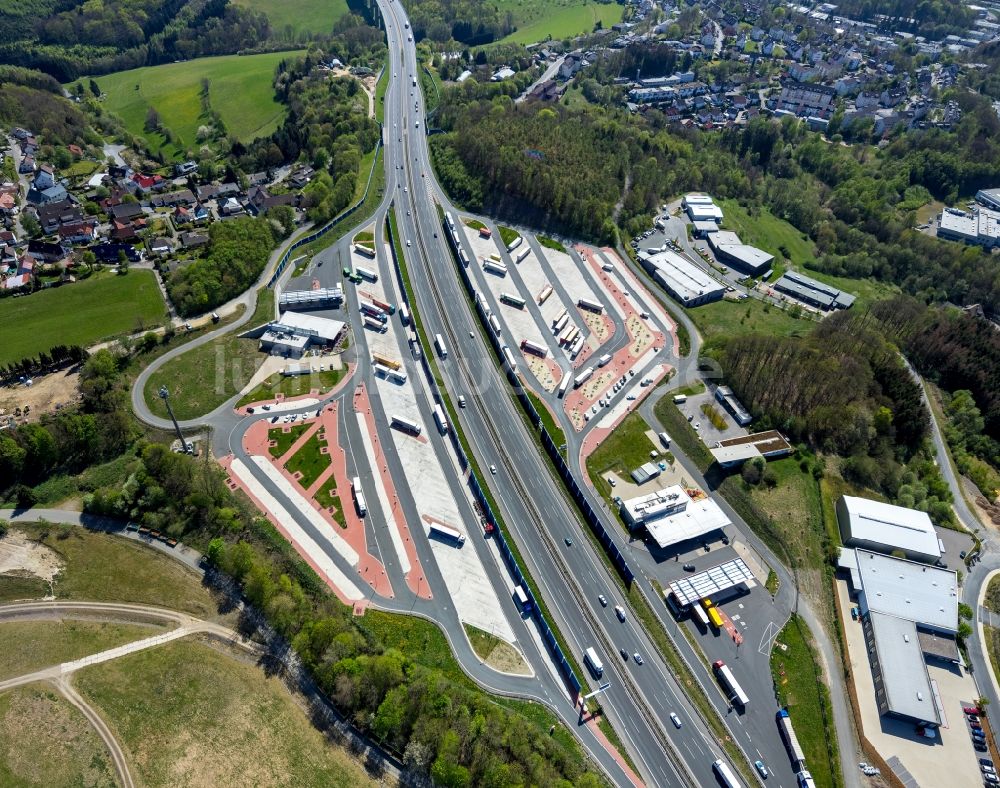 Lüdenscheid aus der Vogelperspektive: Autobahn Raststätte Sauerlan West am Rand des Verlaufes der Autobahn BAB 45 in Lüdenscheid im Bundesland Nordrhein-Westfalen, Deutschland