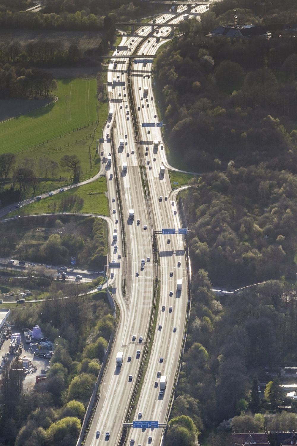 Gladbeck von oben - Autobahn A2 Richtung Oberhausen Abfahrt Gladbeck im Bundesland Nordrhein-Westfalen