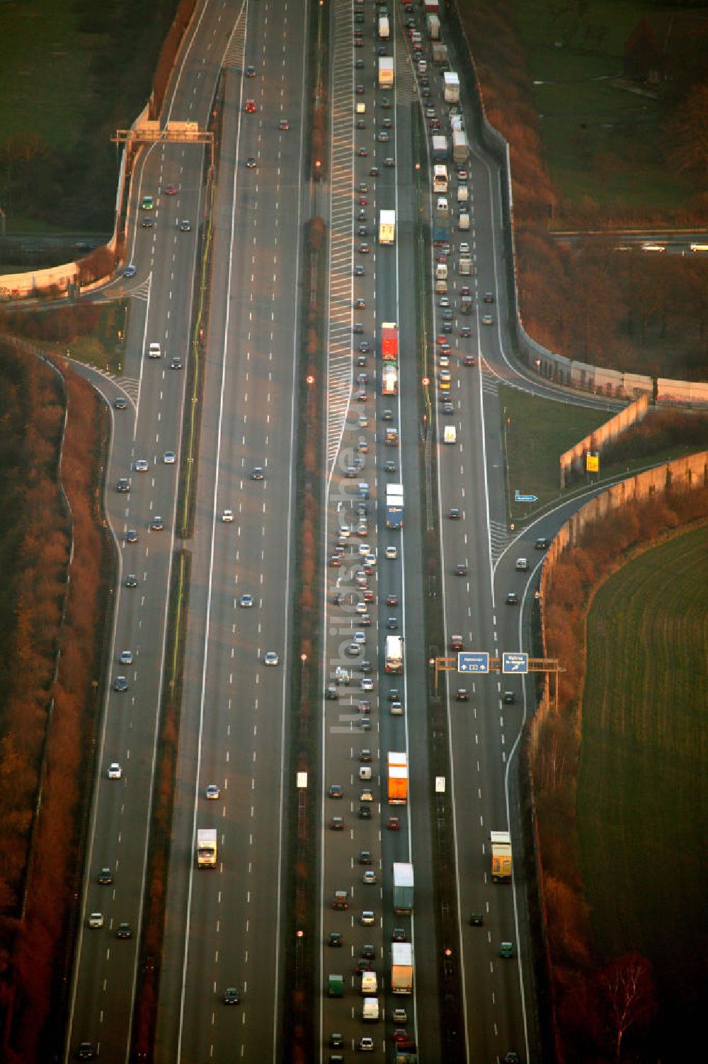 Dortmund aus der Vogelperspektive: Autobahn Stau Dortmund in Nordrhein-Westfalen