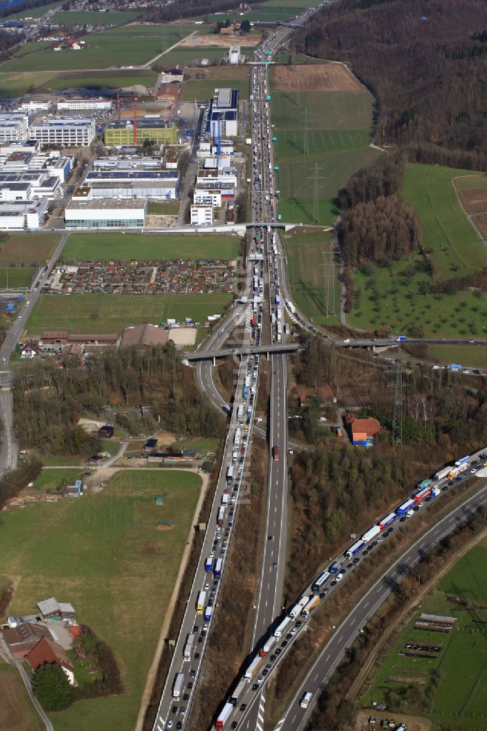 Augst aus der Vogelperspektive: Autobahn- Stau im Streckenverlauf der Autobahn A3 bei der Verzweigung A3 / A2 in Augst im Kanton Basel-Landschaft, Schweiz