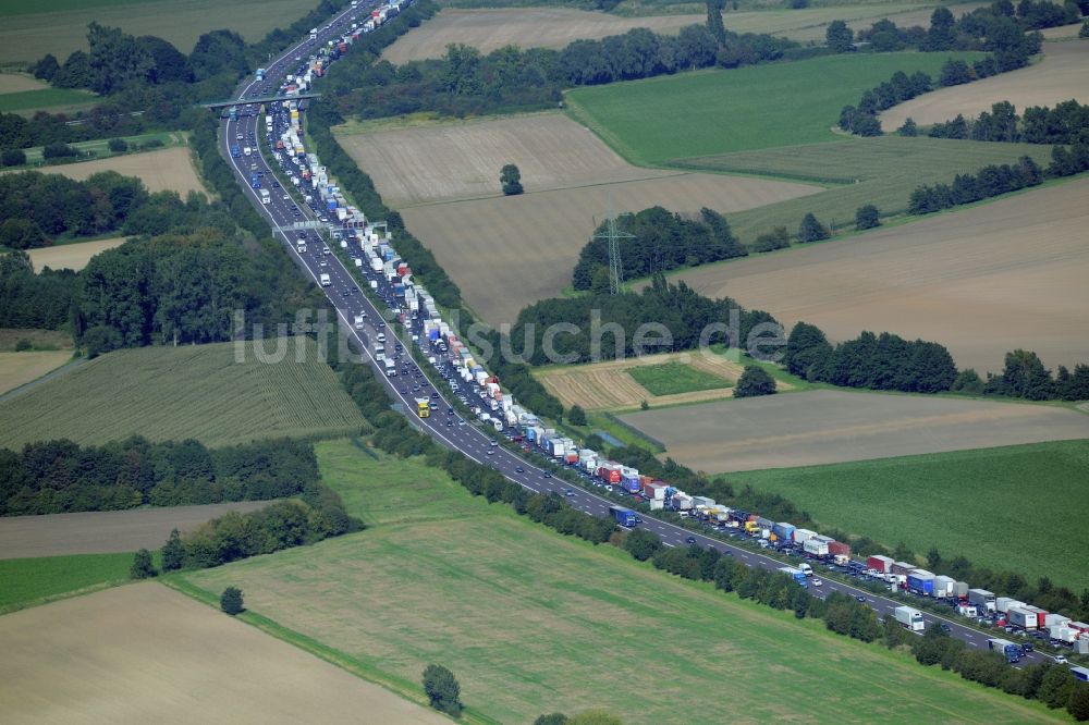 Bad Nenndorf aus der Vogelperspektive: Autobahn- Stau im Streckenverlauf der BAB E30 durch LKW- Stau- Schlange in Bad Nenndorf im Bundesland Niedersachsen