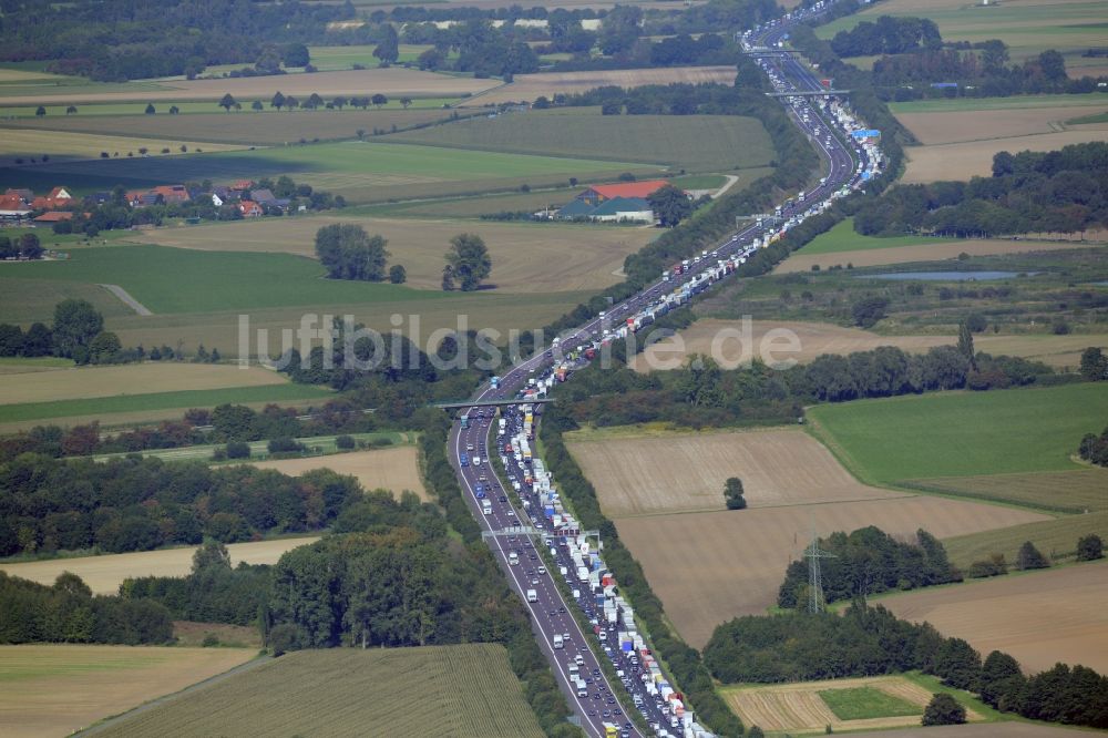 Luftbild Bad Nenndorf - Autobahn- Stau im Streckenverlauf der BAB E30 durch LKW- Stau- Schlange in Bad Nenndorf im Bundesland Niedersachsen