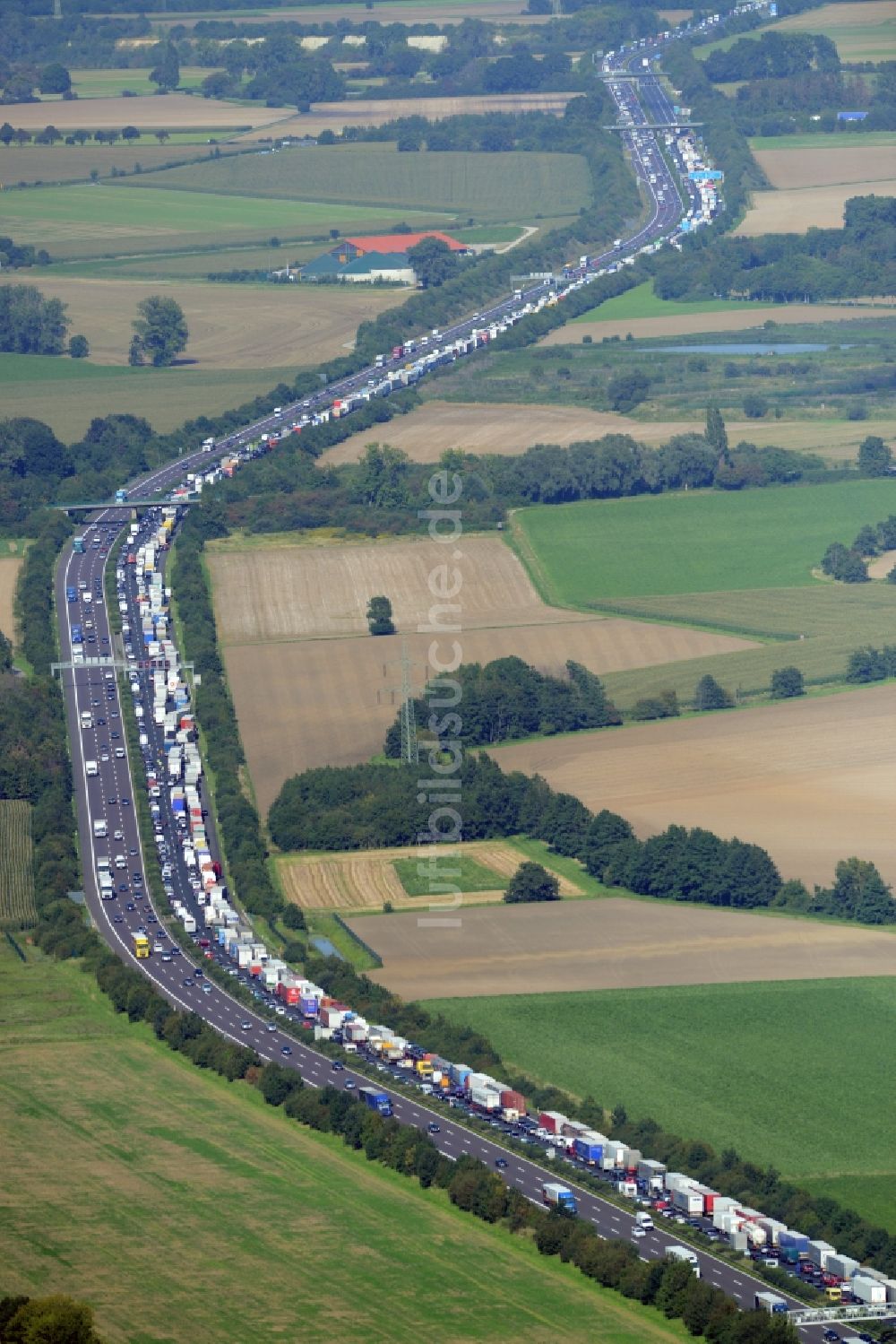 Bad Nenndorf von oben - Autobahn- Stau im Streckenverlauf der BAB E30 durch LKW- Stau- Schlange in Bad Nenndorf im Bundesland Niedersachsen