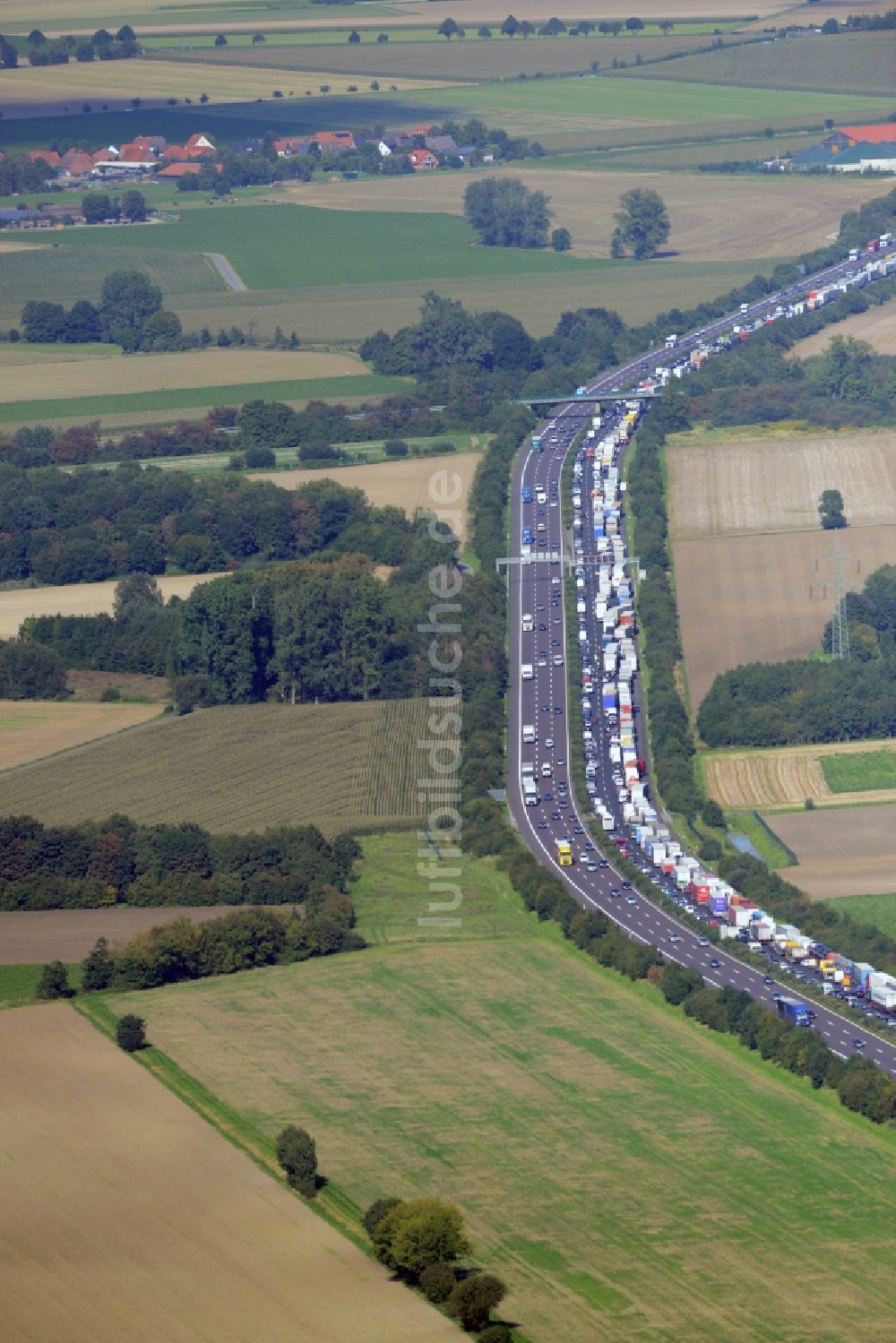 Bad Nenndorf aus der Vogelperspektive: Autobahn- Stau im Streckenverlauf der BAB E30 durch LKW- Stau- Schlange in Bad Nenndorf im Bundesland Niedersachsen