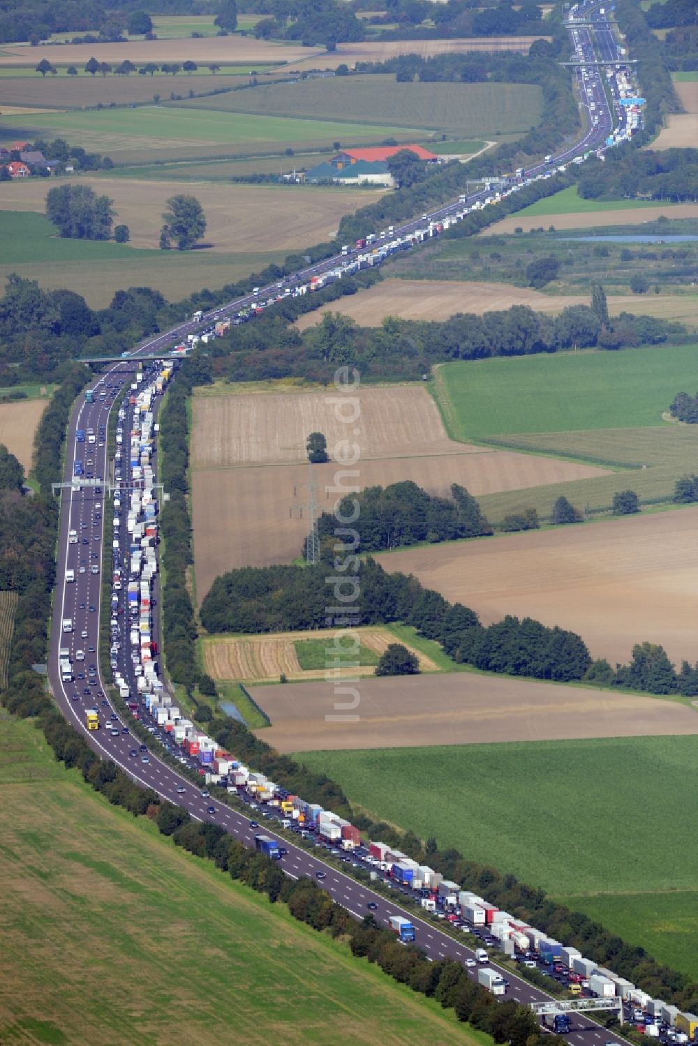 Luftbild Bad Nenndorf - Autobahn- Stau im Streckenverlauf der BAB E30 durch LKW- Stau- Schlange in Bad Nenndorf im Bundesland Niedersachsen