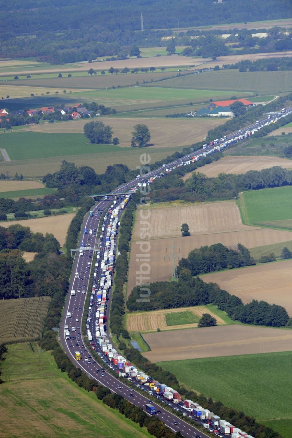 Luftaufnahme Bad Nenndorf - Autobahn- Stau im Streckenverlauf der BAB E30 durch LKW- Stau- Schlange in Bad Nenndorf im Bundesland Niedersachsen