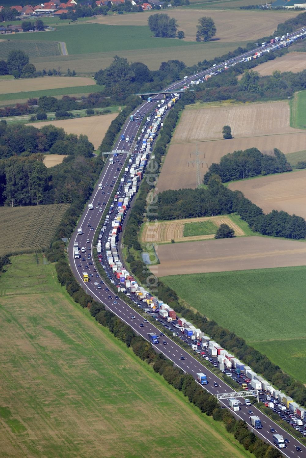 Bad Nenndorf von oben - Autobahn- Stau im Streckenverlauf der BAB E30 durch LKW- Stau- Schlange in Bad Nenndorf im Bundesland Niedersachsen