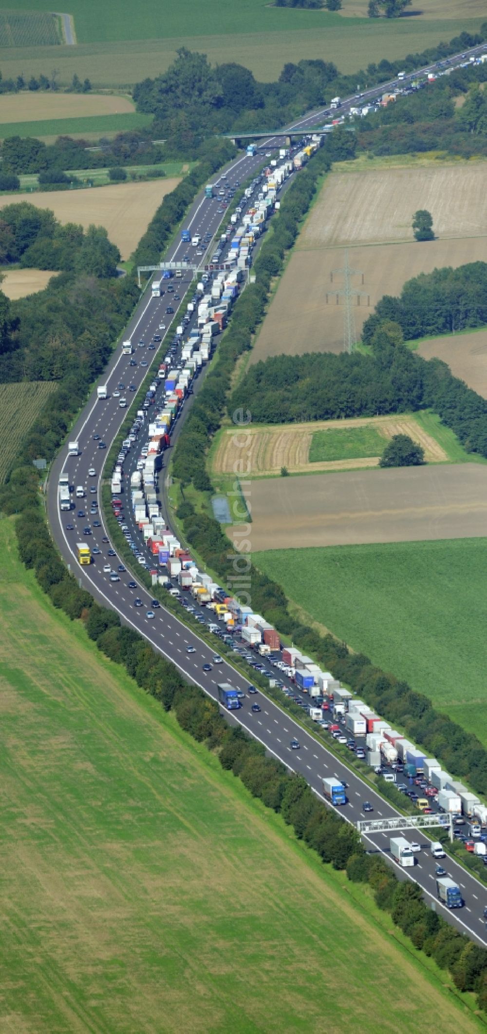 Bad Nenndorf aus der Vogelperspektive: Autobahn- Stau im Streckenverlauf der BAB E30 durch LKW- Stau- Schlange in Bad Nenndorf im Bundesland Niedersachsen