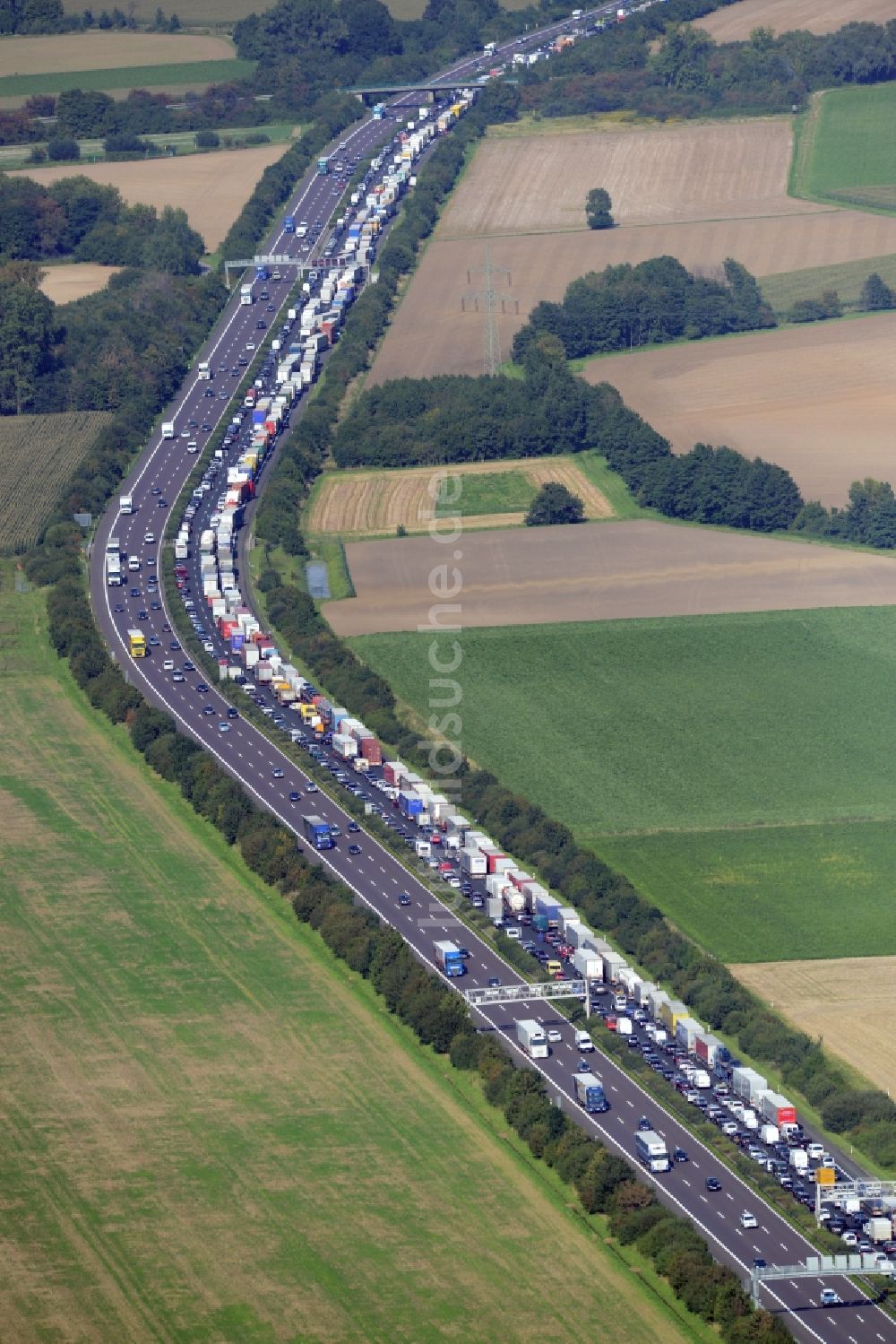 Luftbild Bad Nenndorf - Autobahn- Stau im Streckenverlauf der BAB E30 durch LKW- Stau- Schlange in Bad Nenndorf im Bundesland Niedersachsen