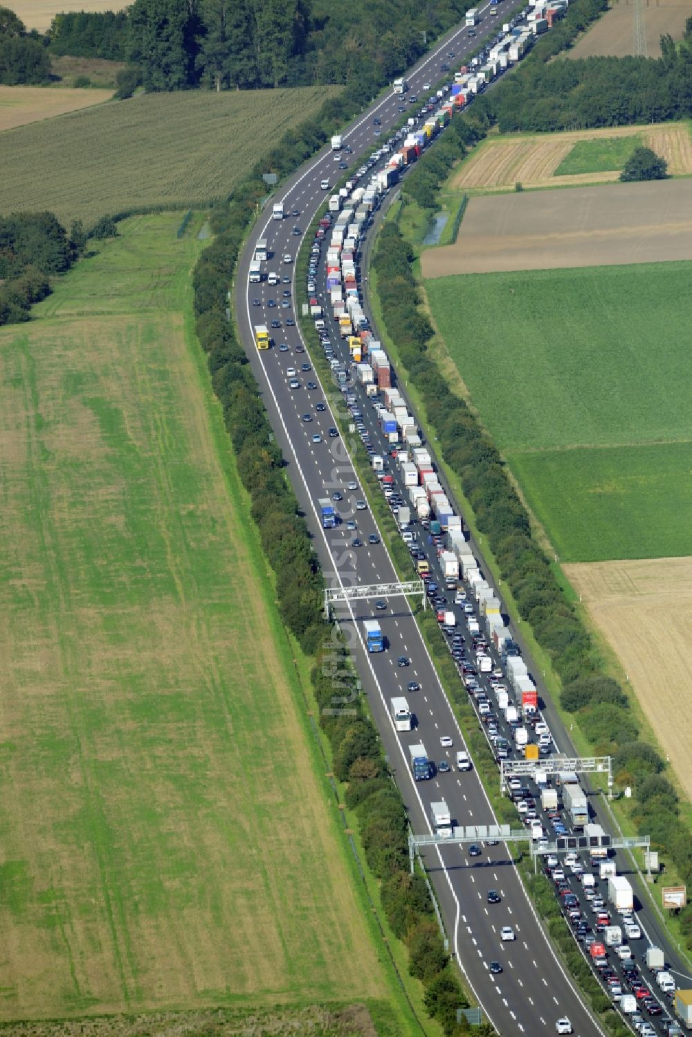 Luftaufnahme Bad Nenndorf - Autobahn- Stau im Streckenverlauf der BAB E30 durch LKW- Stau- Schlange in Bad Nenndorf im Bundesland Niedersachsen