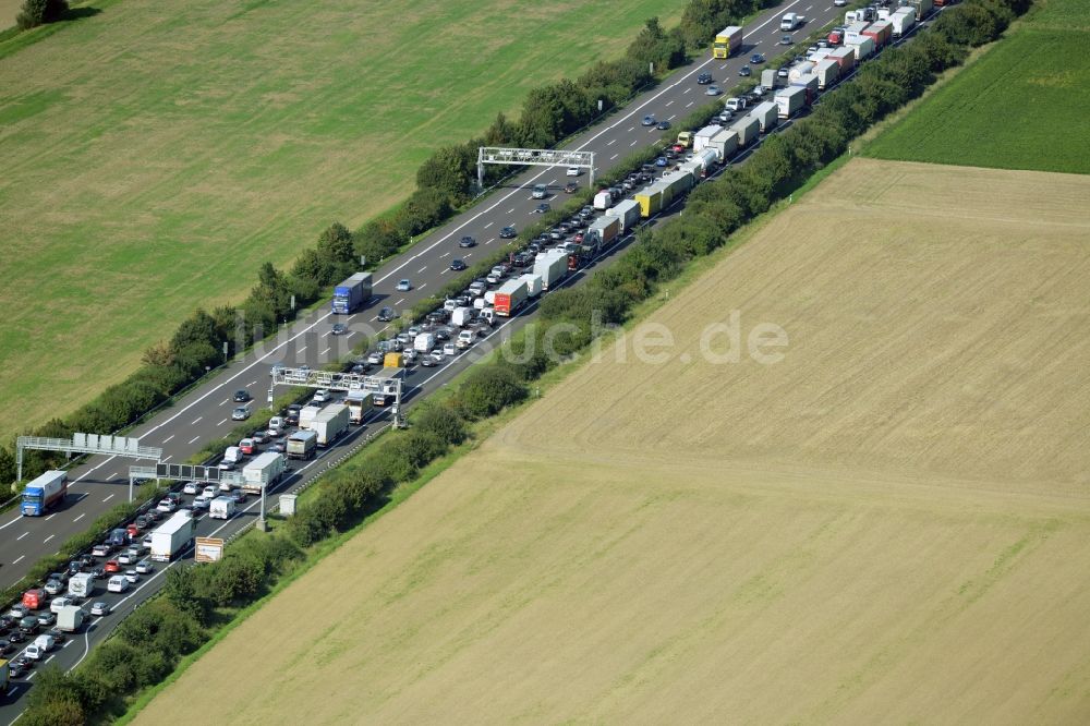 Bad Nenndorf von oben - Autobahn- Stau im Streckenverlauf der BAB E30 durch LKW- Stau- Schlange in Bad Nenndorf im Bundesland Niedersachsen