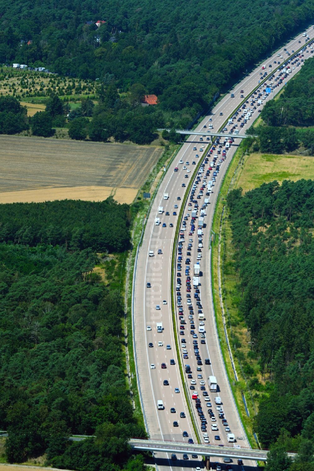 Hoheheide aus der Vogelperspektive: Autobahn- Stau im Streckenverlauf der BAB A7 in Hoheheide im Bundesland Niedersachsen, Deutschland