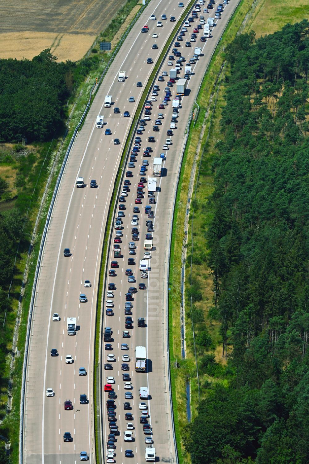 Luftbild Hoheheide - Autobahn- Stau im Streckenverlauf der BAB A7 in Hoheheide im Bundesland Niedersachsen, Deutschland