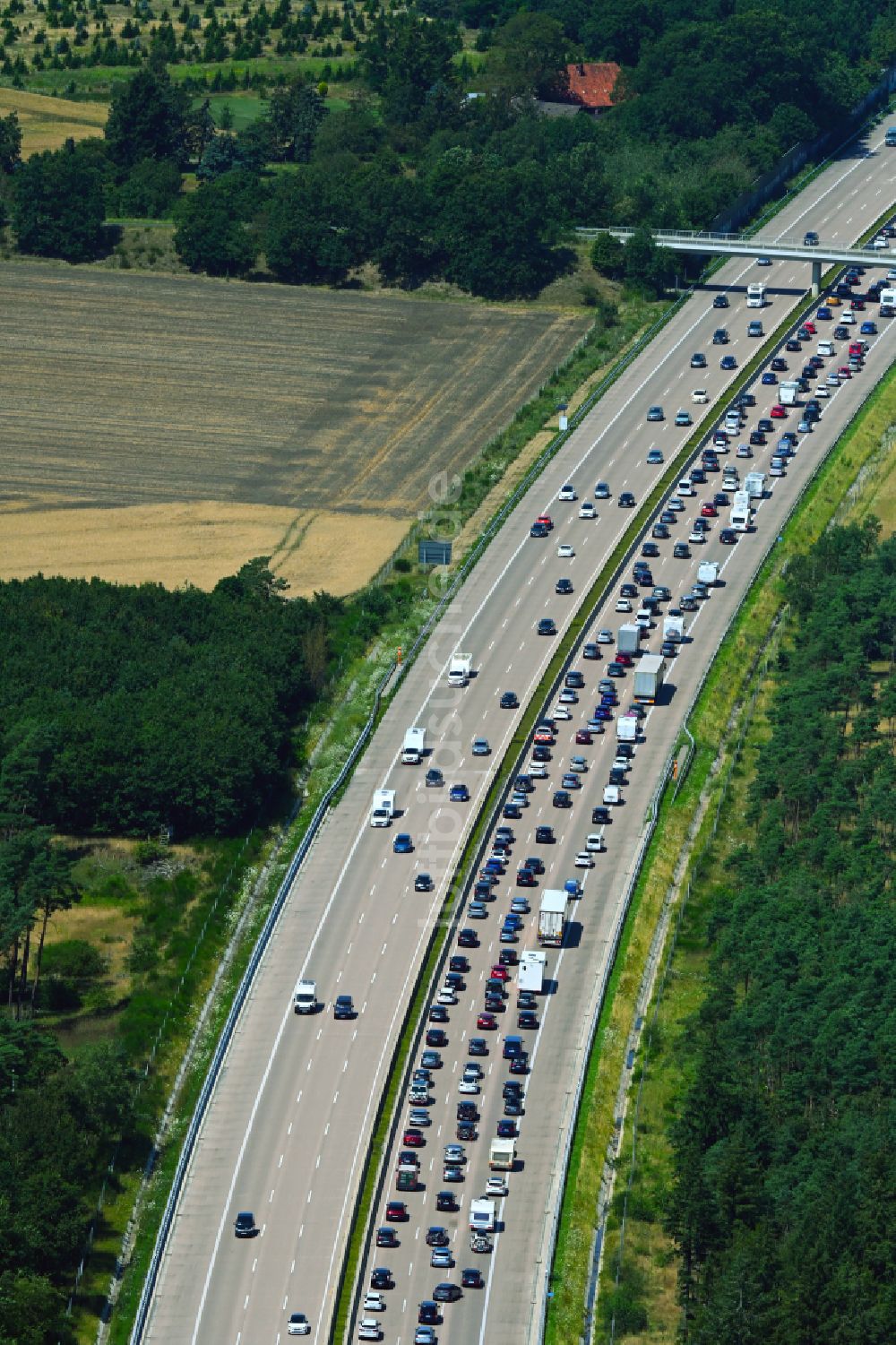 Luftaufnahme Hoheheide - Autobahn- Stau im Streckenverlauf der BAB A7 in Hoheheide im Bundesland Niedersachsen, Deutschland