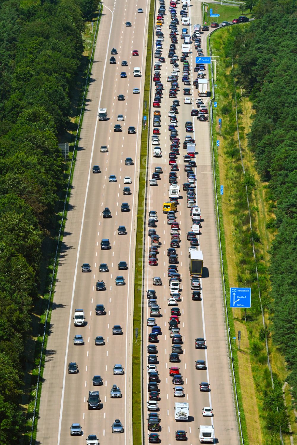 Hoheheide von oben - Autobahn- Stau im Streckenverlauf der BAB A7 in Hoheheide im Bundesland Niedersachsen, Deutschland