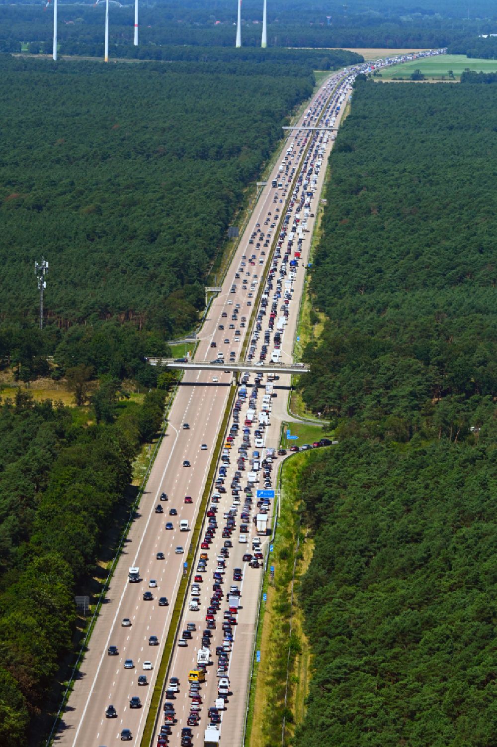 Hoheheide aus der Vogelperspektive: Autobahn- Stau im Streckenverlauf der BAB A7 in Hoheheide im Bundesland Niedersachsen, Deutschland