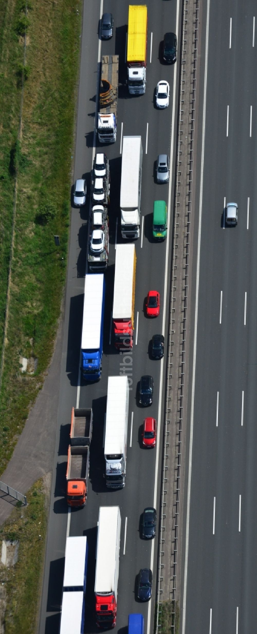 Luftaufnahme Hohenwarthe - Autobahn- Stau im Streckenverlauf der BAB A2 - E30 in Hohenwarthe im Bundesland Sachsen-Anhalt