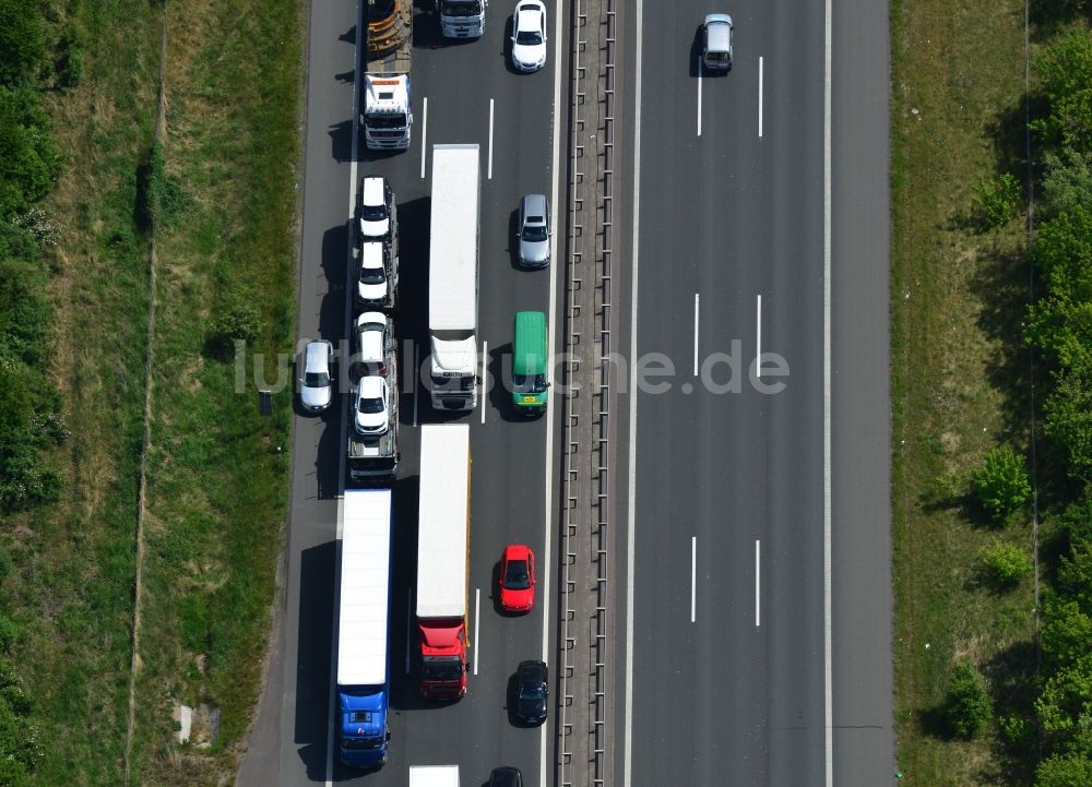 Hohenwarthe von oben - Autobahn- Stau im Streckenverlauf der BAB A2 - E30 in Hohenwarthe im Bundesland Sachsen-Anhalt