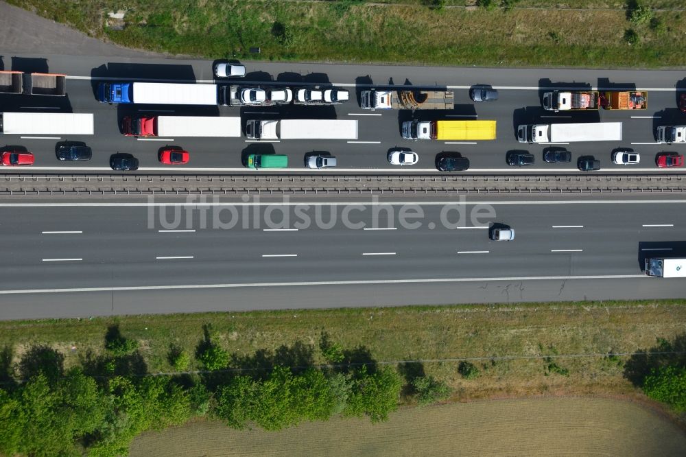 Luftbild Hohenwarthe - Autobahn- Stau im Streckenverlauf der BAB A2 - E30 in Hohenwarthe im Bundesland Sachsen-Anhalt