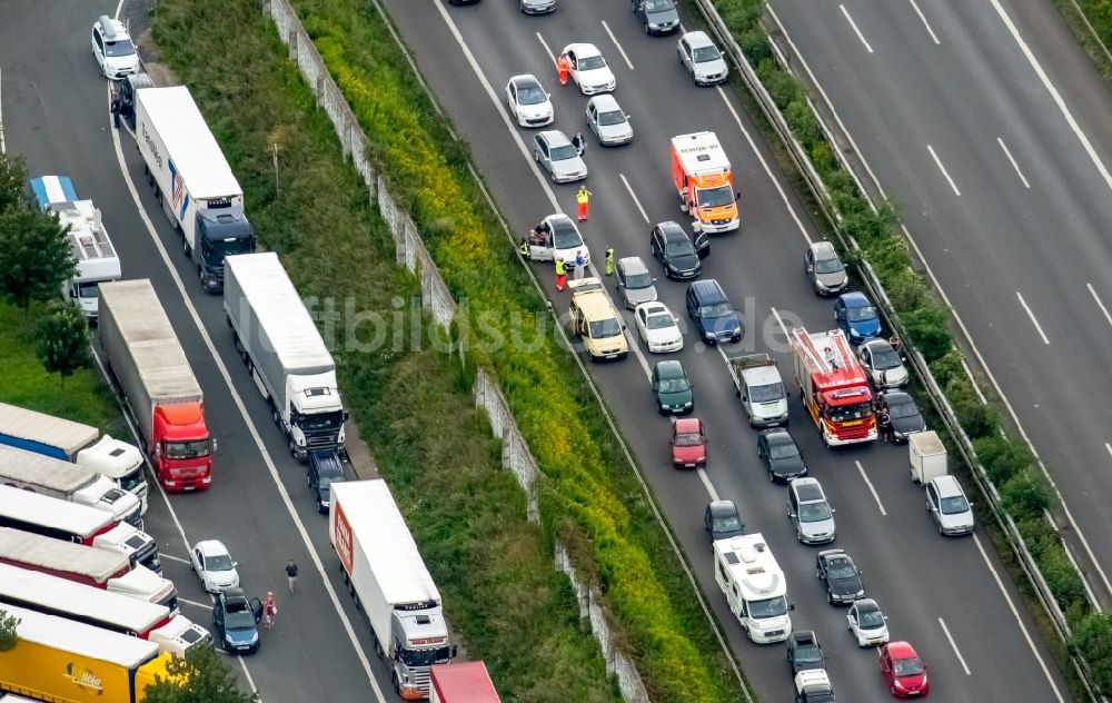 Luftaufnahme Gelsenkirchen - Autobahn- Stau im Streckenverlauf der BAB A2 am Rasthof Resser Mark mit Rettungsgasse für Einsatzfahrzeuge der Feuerwehr in Gelsenkirchen im Bundesland Nordrhein-Westfalen