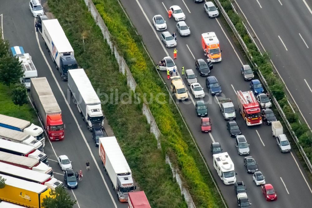 Gelsenkirchen von oben - Autobahn- Stau im Streckenverlauf der BAB A2 am Rasthof Resser Mark mit Rettungsgasse für Einsatzfahrzeuge der Feuerwehr in Gelsenkirchen im Bundesland Nordrhein-Westfalen