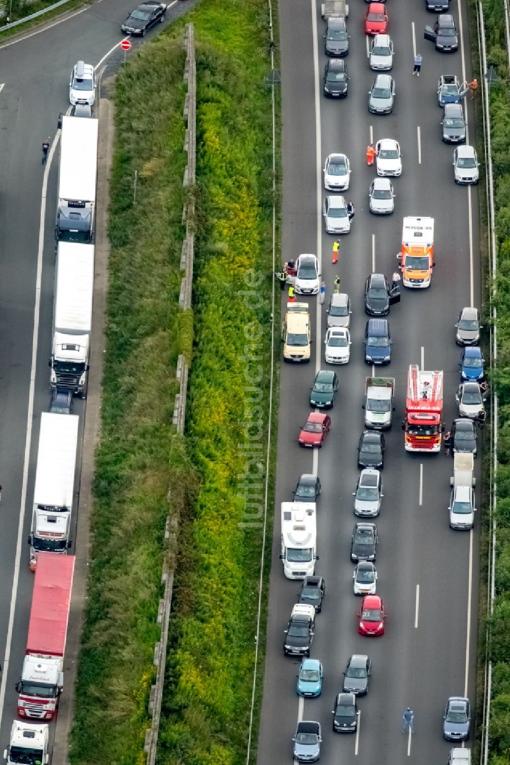 Luftbild Gelsenkirchen - Autobahn- Stau im Streckenverlauf der BAB A2 am Rasthof Resser Mark mit Rettungsgasse für Einsatzfahrzeuge der Feuerwehr in Gelsenkirchen im Bundesland Nordrhein-Westfalen