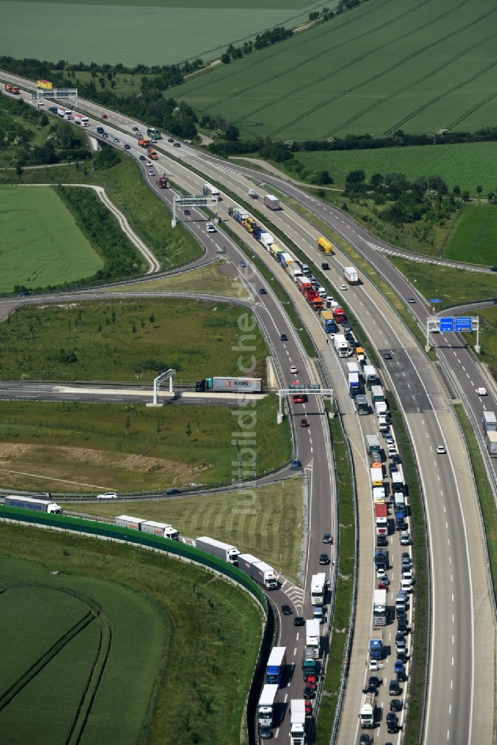 Luftbild Ilberstedt - Autobahn- Stau im Streckenverlauf der A14 bei der Abfahrt Bernburg in Ilberstedt im Bundesland Sachsen-Anhalt