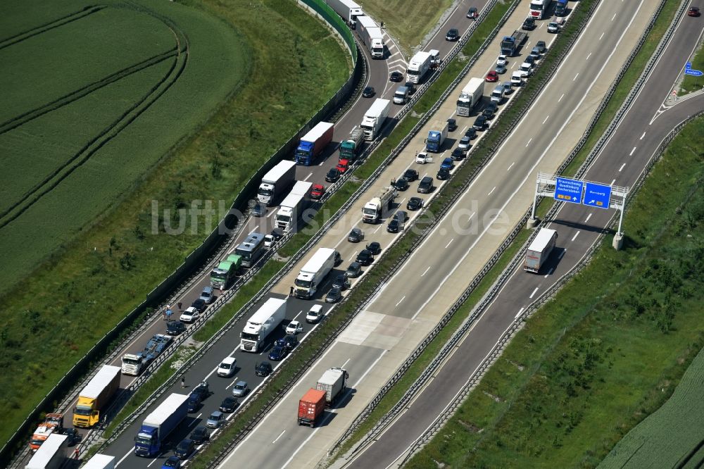 Ilberstedt aus der Vogelperspektive: Autobahn- Stau im Streckenverlauf der A14 bei der Abfahrt Bernburg in Ilberstedt im Bundesland Sachsen-Anhalt