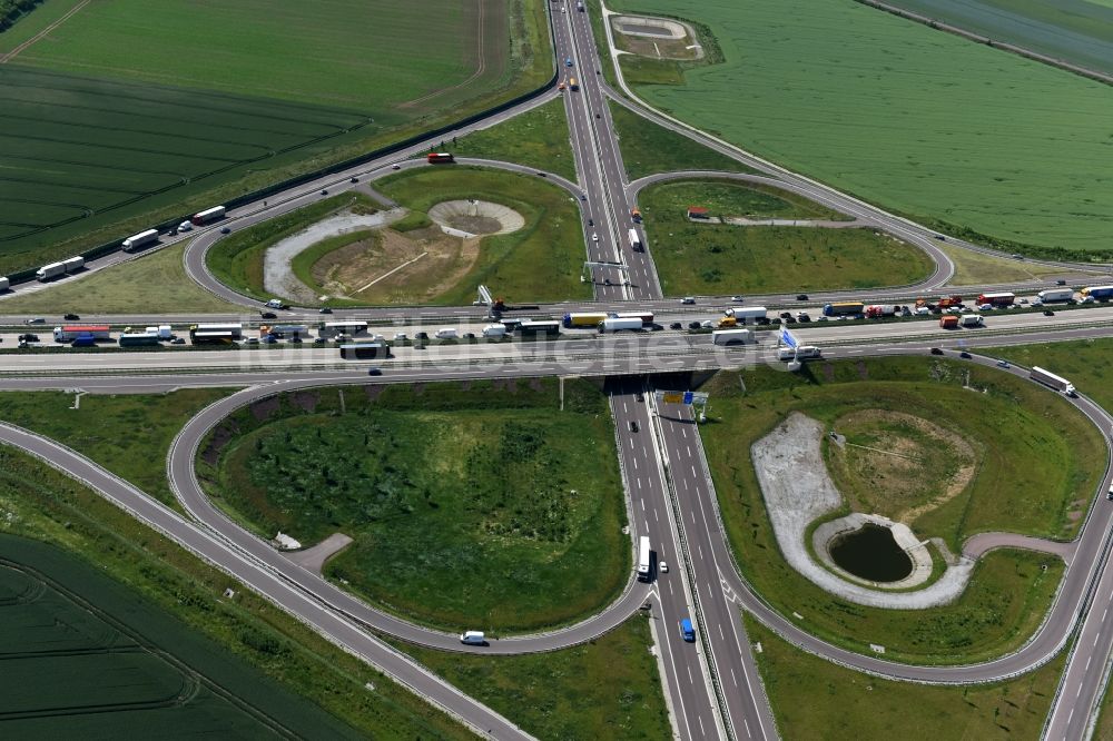 Luftbild Ilberstedt - Autobahn- Stau im Streckenverlauf der A14 bei der Abfahrt Bernburg in Ilberstedt im Bundesland Sachsen-Anhalt