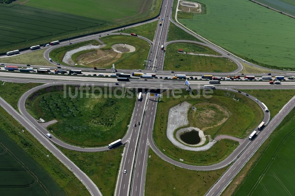 Luftaufnahme Ilberstedt - Autobahn- Stau im Streckenverlauf der A14 bei der Abfahrt Bernburg in Ilberstedt im Bundesland Sachsen-Anhalt