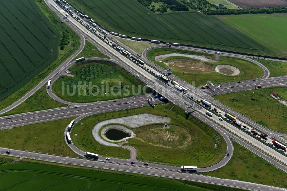 Ilberstedt von oben - Autobahn- Stau im Streckenverlauf der A14 bei der Abfahrt Bernburg in Ilberstedt im Bundesland Sachsen-Anhalt