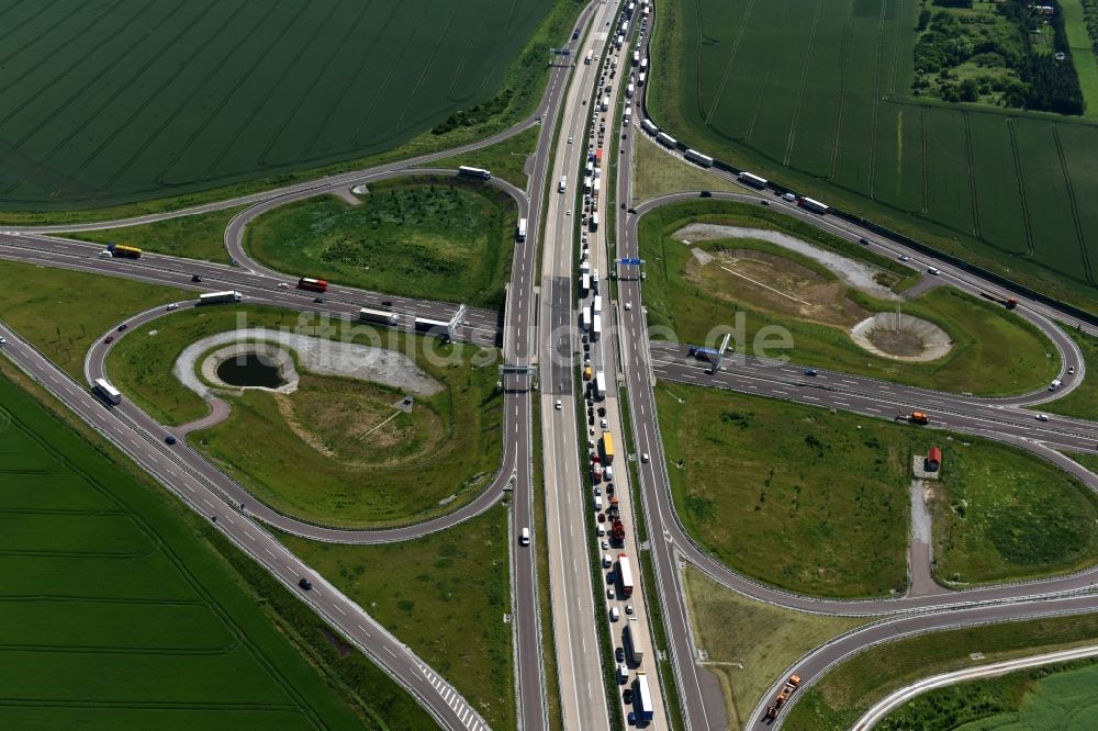 Ilberstedt aus der Vogelperspektive: Autobahn- Stau im Streckenverlauf der A14 bei der Abfahrt Bernburg in Ilberstedt im Bundesland Sachsen-Anhalt